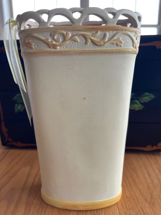 VTG Floral Yellow Ceramic Vase🌺 - Picture 4 of 7